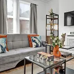 Modern 2Bed Apartment Great Location, Netflix & Disney, Sleeps 6