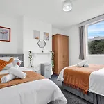 Modern 2Bed Apartment Great Location, Netflix & Disney, Sleeps 6
