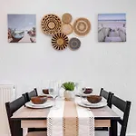 Modern 2Bed Apartment Great Location, Netflix & Disney, Sleeps 6