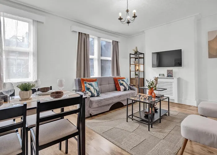 Modern 2Bed Apartment Great Location, Netflix & Disney, Sleeps 6