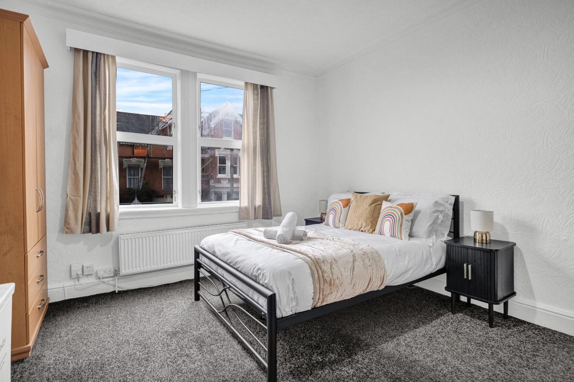 Modern 2bed Great Location, Netflix & Disney, Sleeps 6 *