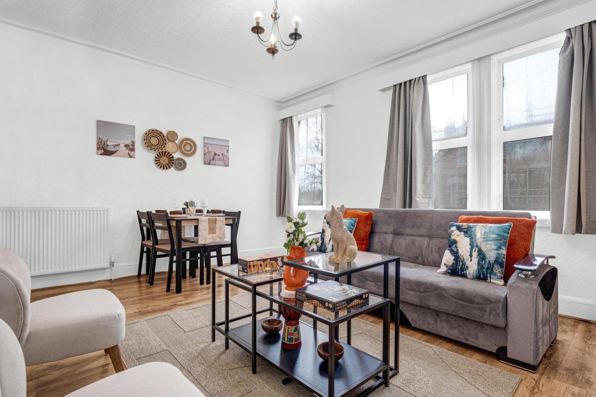 Modern 2bed Great Location, Netflix & Disney, Sleeps 6 Apartment *