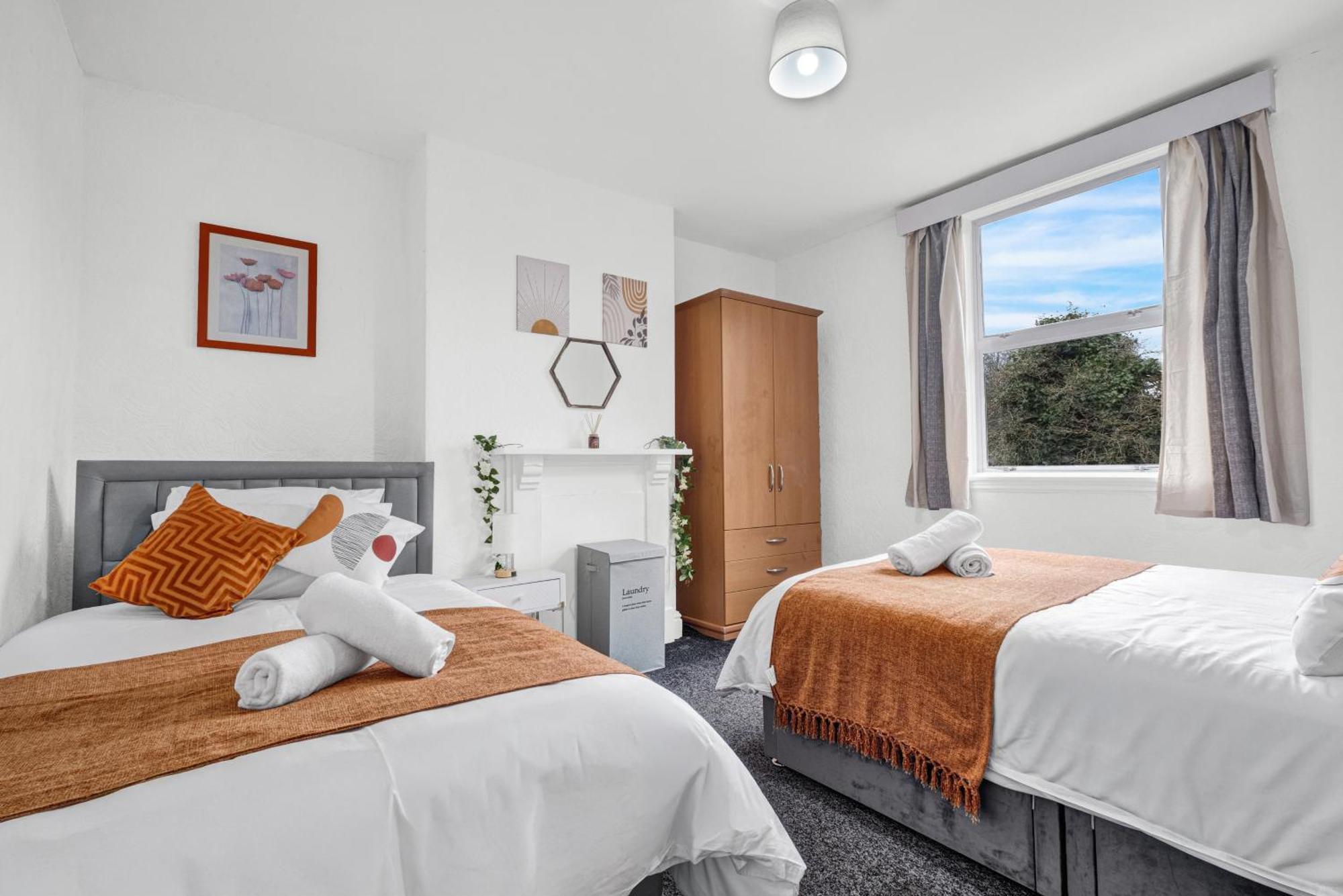 Modern 2bed Great Location, Netflix & Disney, Sleeps 6 *